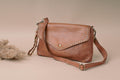 Sole – Cognac mosott borjúbőr clutch | Olasz bőr táska szegecsdíszítéssel | Lunora Bags