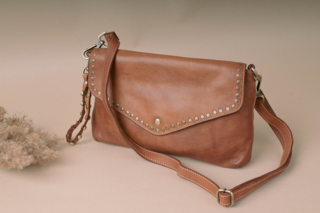 Sole – Cognac mosott borjúbőr clutch | Olasz bőr táska szegecsdíszítéssel | Lunora Bags