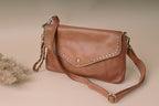 Sole – Cognac mosott borjúbőr clutch | Olasz bőr táska szegecsdíszítéssel | Lunora Bags