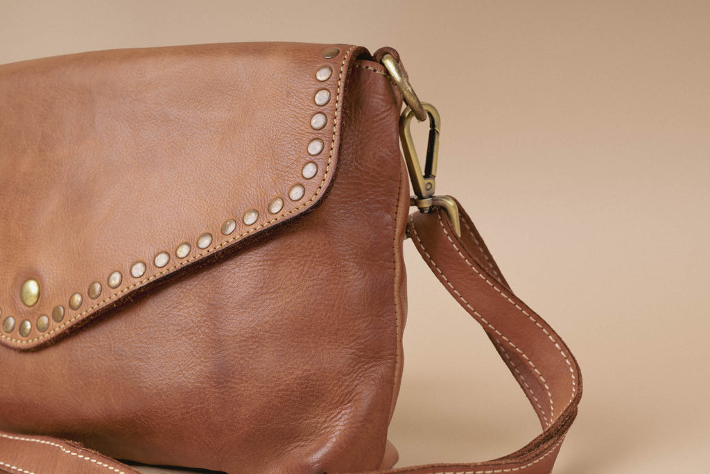 Sole – Cognac mosott borjúbőr clutch | Olasz bőr táska szegecsdíszítéssel | Lunora Bags