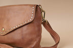 Sole – Cognac mosott borjúbőr clutch | Olasz bőr táska szegecsdíszítéssel | Lunora Bags
